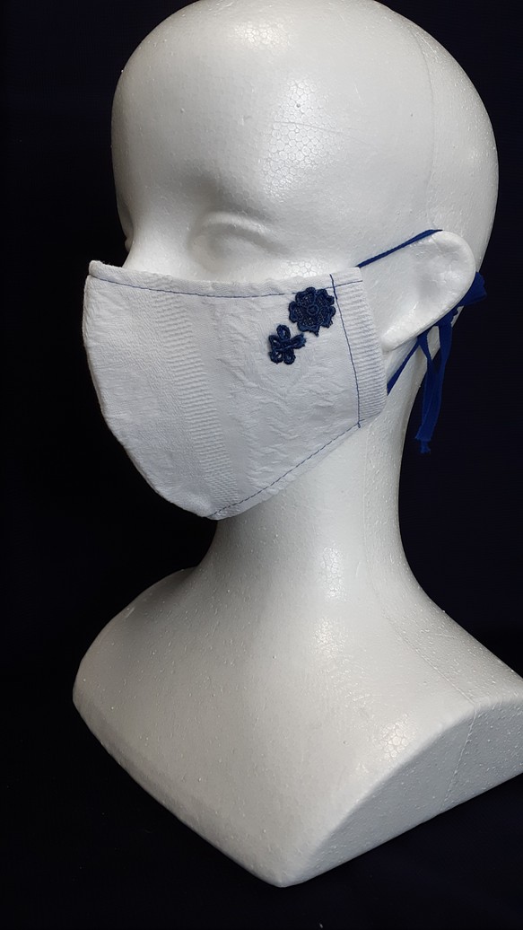 【最新作】縫製屋の手作り立体マスク　レース調ホワイト　ネイビーのワンポイント 1枚目の画像