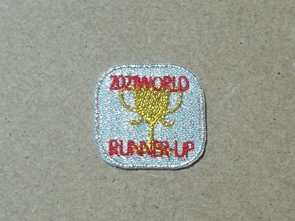 スポーツ国際競技・オリンピック/WORLD RUUNER-UP王杯デザイン落款刺繍ワッペンSサイズ銀 1枚目の画像