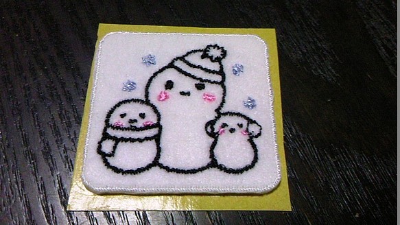 かわいい雪だるまの親子落款刺繍ワッペンS/クリスマス冬 1枚目の画像