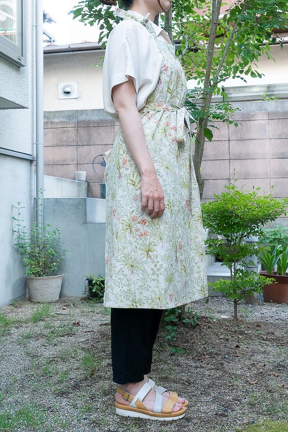 ナチュラルグリーンの花柄エプロン-京都の縫製師手作り 1枚目の画像