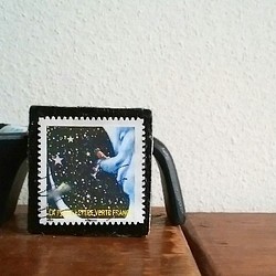 ＊惑星の手紙・三日月に座る少女＊切手ブローチorチャーム 1枚目の画像