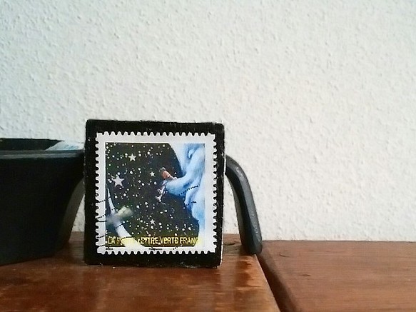 ＊惑星の手紙・三日月に座る少女＊切手ブローチorチャーム 1枚目の画像
