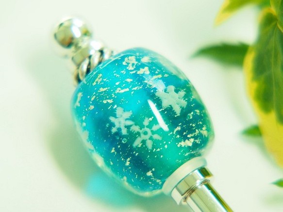 雪の結晶とんぼ玉のかんざし 水色×青緑 1枚目の画像