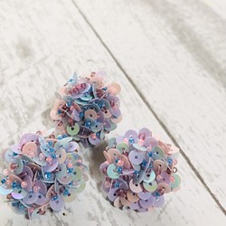 【オートクチュール刺繍】スパンコールの紫陽花ピアス&ピンブローチセット 1枚目の画像