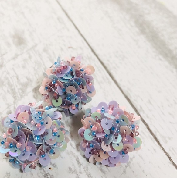 【オートクチュール刺繍】スパンコールの紫陽花ピアス&ピンブローチセット 1枚目の画像