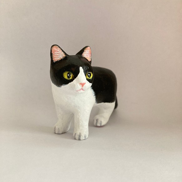 白黒ハチワレ猫の置物 樹脂 置物 猫ハウス 通販 Creema クリーマ ハンドメイド 手作り クラフト作品の販売サイト