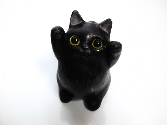 両手を上げる甘えん坊の黒猫　（石粉粘土の置物）