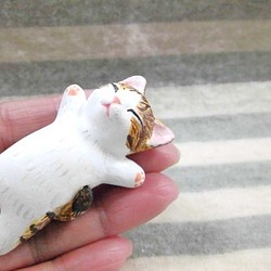 【受注制作】キジトラ白猫の爆睡子猫　（石粉粘土の置物） 1枚目の画像