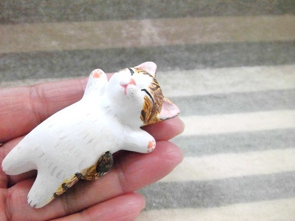 【受注制作】キジトラ白猫の爆睡子猫　（石粉粘土の置物） 1枚目の画像
