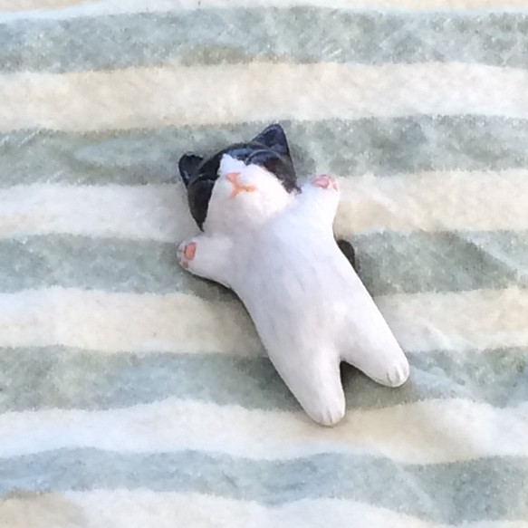 白黒ハチワレ猫の爆睡子猫　（石粉粘土の置物） 1枚目の画像