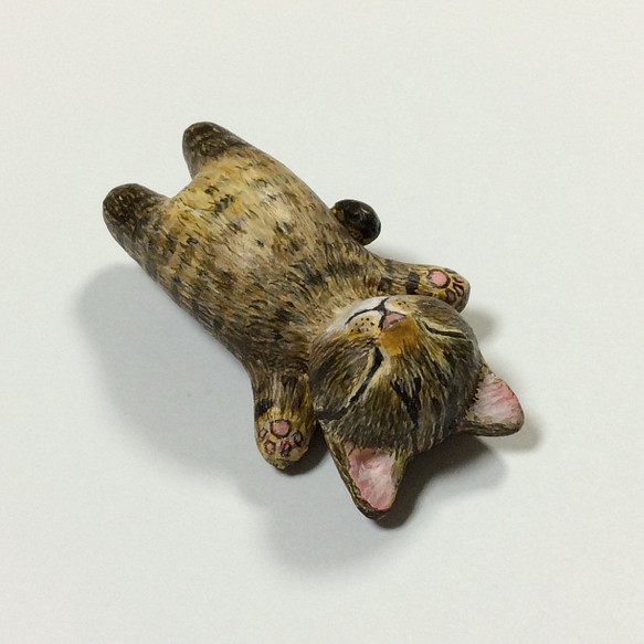 キジトラ猫の爆睡子猫 2（石粉粘土の置物） | monsterdog.com.br