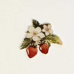 イチゴとお花のブローチ 1枚目の画像
