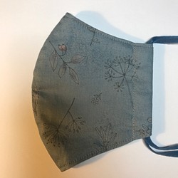 立体マスク-133内側ポケット付(表:綿 ボタニカル柄ブルーグレイ色　裏:綿白さらし） 1枚目の画像