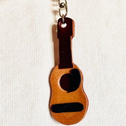 ホースヌメ革のミニチュアギターキーリング 1枚目の画像