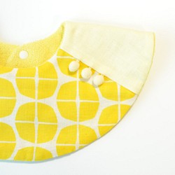 嬰兒圍兜絨球360°黃色 第1張的照片
