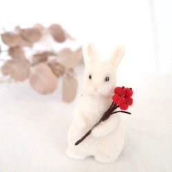 羊毛フェルトのお花とうさぎさん ブローチ　(白うさぎ×赤い木の実) 1枚目の画像