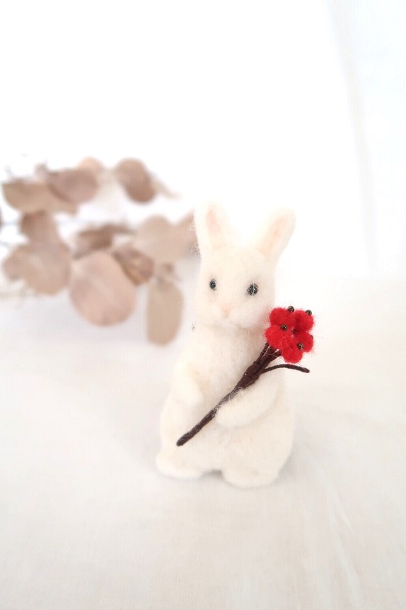 羊毛フェルトのお花とうさぎさん ブローチ　(白うさぎ×赤い木の実) 1枚目の画像