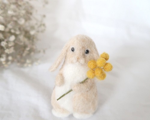 羊毛フェルトのお花とうさぎさんブローチ (クリーム色うさぎ(ロップ