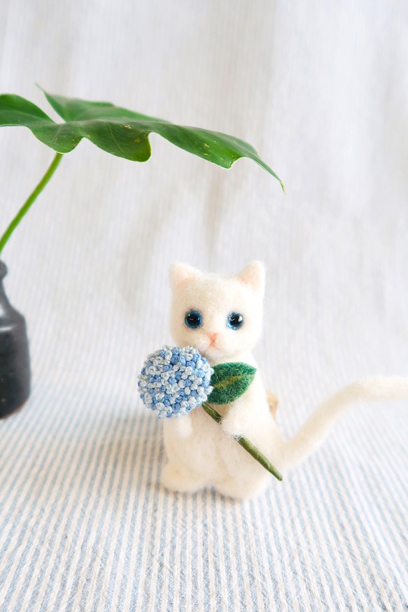 刺繍の紫陽花とねこさんブローチ (白猫と紫陽花) 1枚目の画像
