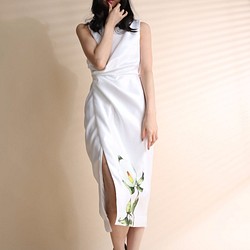 受注生産 | 椿柄　ホワイトドレス　フラワーモチーフ　モダンウェディングドレス　パーティードレス　スリーブレス 1枚目の画像