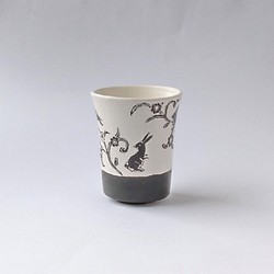花唐草兎フリーカップ　陶器 1枚目の画像