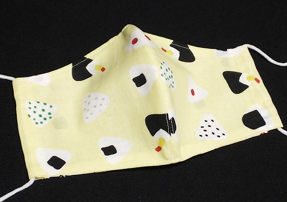【送料無料】遊び心マスク(おにぎり黄色)フィルターポケットあり 1枚目の画像
