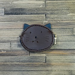 つぶらな瞳のネコのコインケース（ブラウン×ネイビー） 1枚目の画像