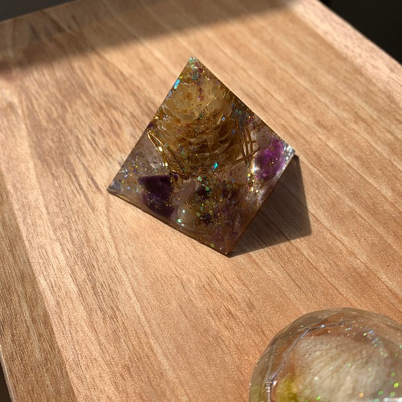 平和と希望を願うお守り　ピラミッド型　オルゴナイト　天然石　アメジスト　水晶　お部屋　飾り　紫　松ぼっくり　国内送料 1枚目の画像