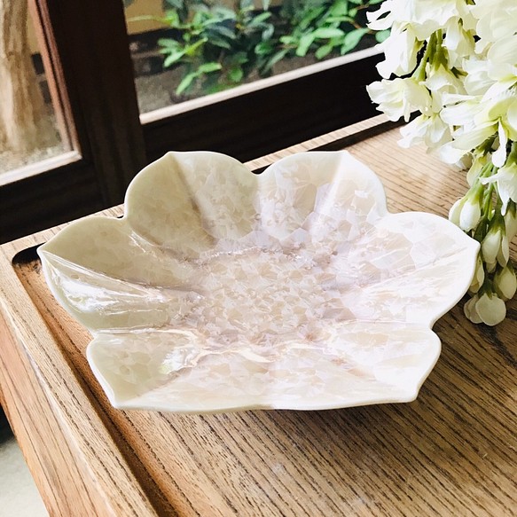 清水焼 花結晶 花型皿(ベージュ) 1枚目の画像