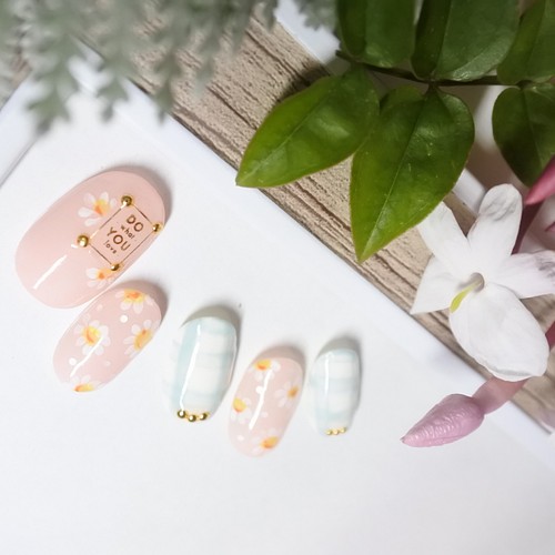 4 チェック マーガレット 春ネイル おでかけ 可愛い デート ネイルチップ ネイルシール Mimosa Nail ミモザネイル 通販 Creema クリーマ ハンドメイド 手作り クラフト作品の販売サイト