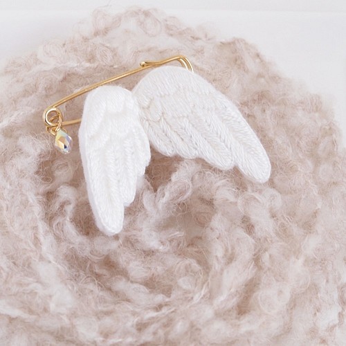 立体刺繍｜天使の羽 ブローチ（オフホワイト） ブローチ itoyon 通販