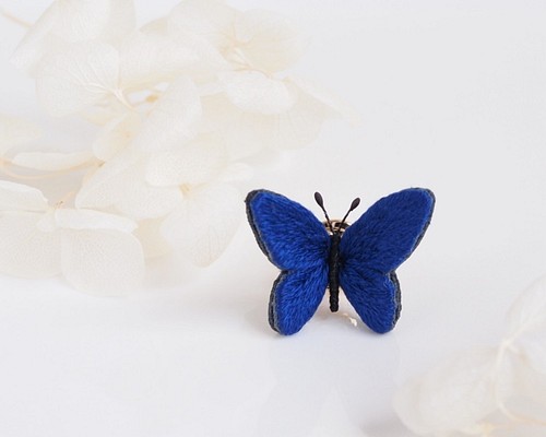 立体刺繍｜ちいさな蝶のピンブローチ〈瑠璃色〉｜Creema限定カラー