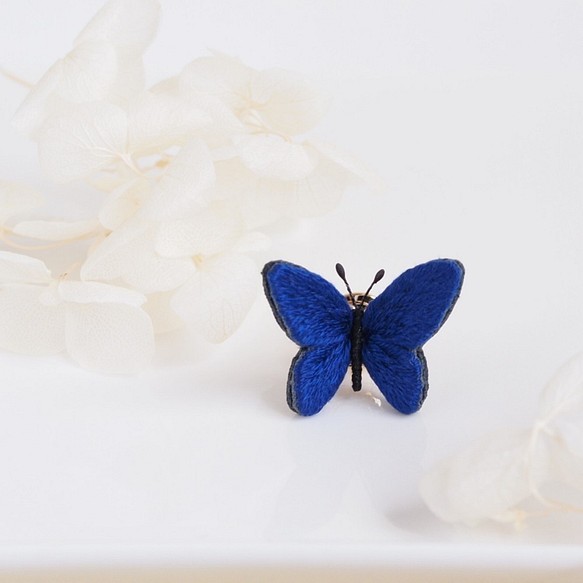 立体刺繍｜ちいさな蝶のピンブローチ〈瑠璃色〉｜Creema限定カラー 1枚目の画像