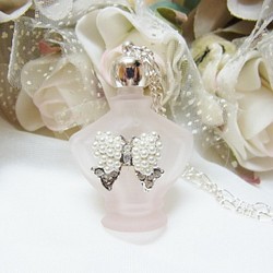 香水瓶ネックレス　アロマオイル 中蓋付き　香水　ピンクリボンシルバー 1枚目の画像