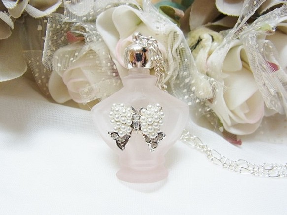 香水瓶ネックレス　アロマオイル 中蓋付き　香水　ピンクリボンシルバー 1枚目の画像