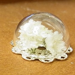 ガラスドーム　白色かすみ草 加工パーツ　シルバー 1枚目の画像