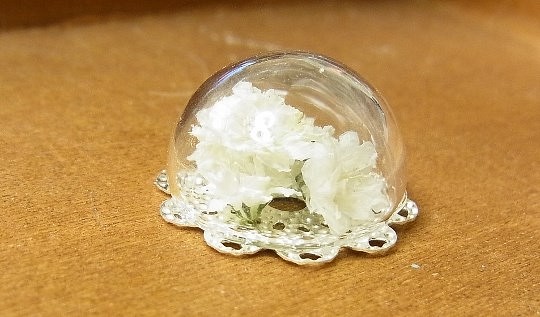 ガラスドーム　白色かすみ草 加工パーツ　シルバー 1枚目の画像