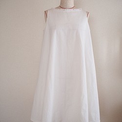 thick white flowers -no sleeve dress- 1枚目の画像
