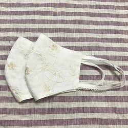 ホワイトlinenフラワー刺繍 × 裏シングルガーゼ 立体夏マスク 1枚目の画像