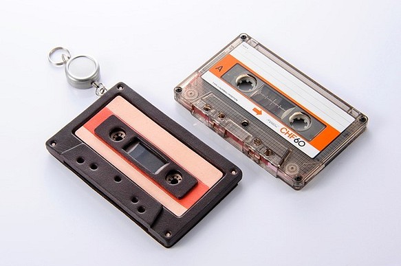 リアルサイズ☆カセットテープモチーフ　カードホルダー　オレンジ（本革製）