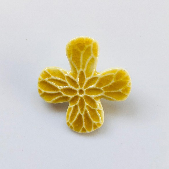 陶器ブローチ むじな菊（黄色） 1枚目の画像