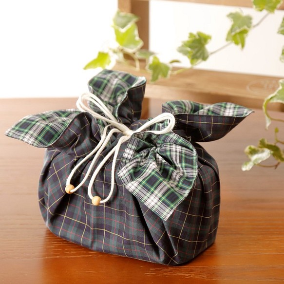チェックブルー　Bento cloth 'n' bag ～紐を引っ張るとお弁当袋になるランチクロス～　 1枚目の画像