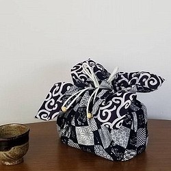 市松京紫　Bento cloth 'n' bag ～紐を引っ張るとお弁当袋になるランチクロス～ 1枚目の画像