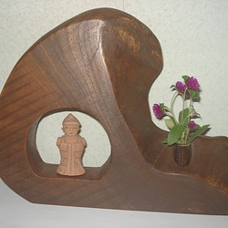 耳付きケヤキの厚板をモダンな形にくり抜いた一輪挿し兼飾り台。黒竹の花筒と小埴輪がセットされています。 1枚目の画像