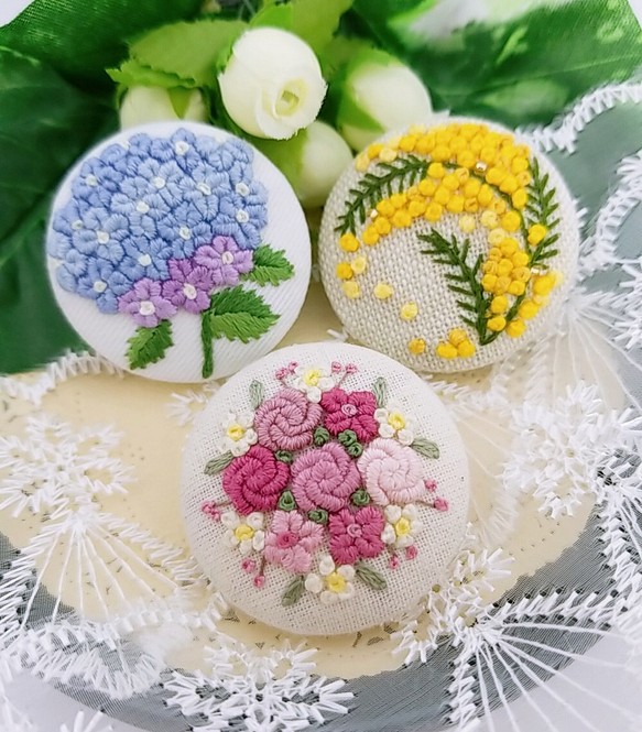 Creema限定 夏の福袋】 限定5点 くるみボタン刺繍ブローチ 《ミモザ