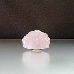 十月の誕生石　バラ石英　ローズクォーツ原石のマグネット　 １ 1枚目の画像