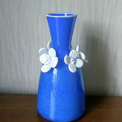 白い花と青の花瓶 一輪挿し・花瓶・花器 Akiko 通販｜Creema(クリーマ)