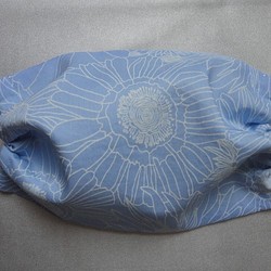 薄手　ブルー地に白のガーベラの花　　ふんわりギャザーマスク　No.103 1枚目の画像