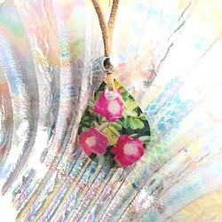 鮮やかピンクのハマナス　ネックレス 1枚目の画像
