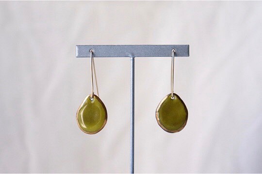 Wire Stone Earrings (Olive)七宝焼き 1枚目の画像